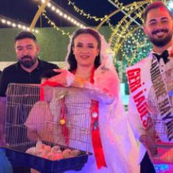 Ustadan evlenen &ccedil;ırağına sıra dışı d&uuml;ğ&uuml;n hediyesi: Altın yerine bakın ne verdi!