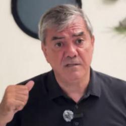 &Ouml;zdil CHP&rsquo;nin maskesini d&uuml;ş&uuml;rd&uuml;: Haluk Levent İzmir Marşı s&ouml;yledi diye rol model oldu!