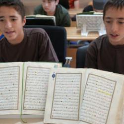 İkiz kardeşler azmetti: 13 yaşında birlikte hafızlığa ulaştılar!