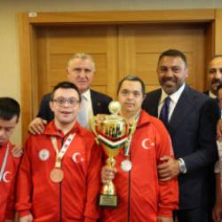 Bakan Bak, madalya kazanan &ouml;zel sporcularla bir araya geldi