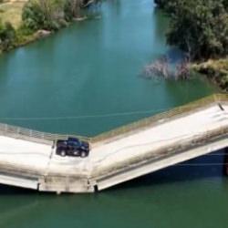 3 yıldır yapılmadı.. Yunanistan'da 20 dakika kazanmak i&ccedil;in yıkık k&ouml;pr&uuml;de &ouml;l&uuml;mle dans