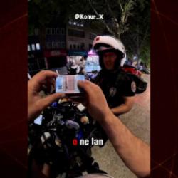 Trafik &ccedil;evirmesi tersine d&ouml;nd&uuml;: Yunus polisini &ccedil;evirip ehliyet sordu