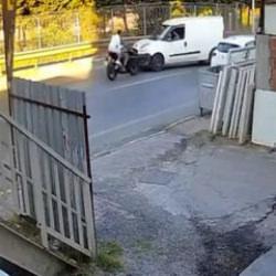 Sultanbeyli'de motosiklet ile hafif ticari aracın &ccedil;arpıştığı kaza kamerada