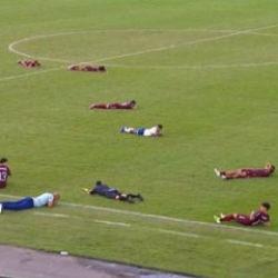 Arı s&uuml;r&uuml;s&uuml; sahayı bastı: Final ma&ccedil;ı b&ouml;yle durdu