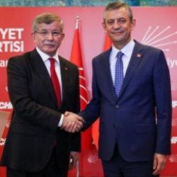 Davutoğlu'ndan &Ouml;zg&uuml;r &Ouml;zel'e 'k&uuml;&ccedil;&uuml;k parti' iması: Yolun sonuna geldik