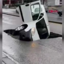 Ankara'da korkutan g&ouml;r&uuml;nt&uuml;: Yol &ccedil;&ouml;kt&uuml;, ara&ccedil; &ccedil;ukura saplandı! 