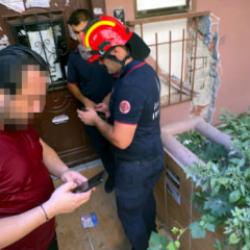 Avcılar&rsquo;da boşaltılan sitedeki su saatini s&ouml;kt&uuml;; binayı su basınca asans&ouml;rde kaldı