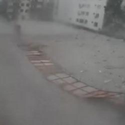 Avcılar'da fırtına inşaat alanını yerle bir etti