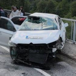 İneg&ouml;l'de otomobil k&ouml;pr&uuml; &uuml;zerindeki bariyerlere &ccedil;arptı: Yaralılar var