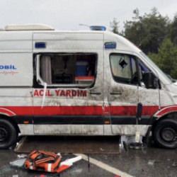&Ccedil;ekmek&ouml;y&rsquo;de ambulans bariyerlere &ccedil;arparak devrildi