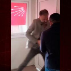CHP D&uuml;zce İl Başkanı Kenan Akın, kilitli parti binasının kapısını kırarak i&ccedil;eri girdi!