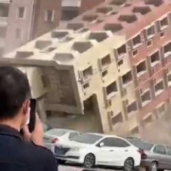 &Ccedil;in&rsquo;de yıkım sırasında akılalmaz anlar! Yıkılan bina ara&ccedil;ların &uuml;st&uuml;ne &ccedil;&ouml;kt&uuml;!