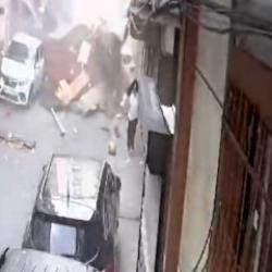 Esenler'de sokakta oynayan &ccedil;ocuklar, u&ccedil;an &ccedil;atının altında kalmaktan son anda kurtuldu