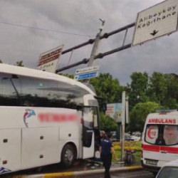 Ey&uuml;psultan'da yolcu otob&uuml;s&uuml; otomobile &ccedil;arptı; yaralılar var
