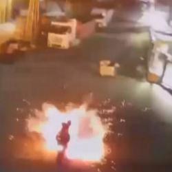 Fabrikaya atmak istediği patlayıcı elinde patlayınca parmağından oldu: O anlar kamerada