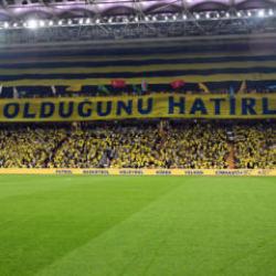 Fenerbah&ccedil;e trib&uuml;nlerinden futbolculara destek