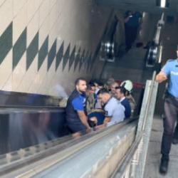 Gayrettepe Metro istasyonunda panik anları: Raylara d&uuml;şt&uuml;!