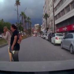 Hatay'da yaya ge&ccedil;idinde skuterli &ccedil;ocuğa motosiklet &ccedil;arptı