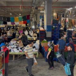 İBB tuvaletleri kilitledi, Bah&ccedil;elievler Belediyesi pazarcı ve vatandaşın imdadına yetişti