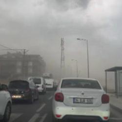 İstanbul&rsquo;da beklenen fırtına başladı: Vatandaşlar zor anlar yaşadı!