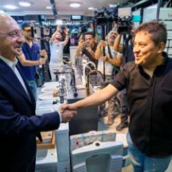 Kılı&ccedil;daroğlu, &Ouml;zg&uuml;r &Ouml;zel veda konuşmasını yaparken esnafı ziyaret etti