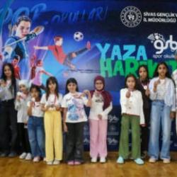Kur&rsquo;an Kursu &ouml;ğrencileri, Taha Akg&uuml;l Spor Salonu&rsquo;nda fırtına gibi esti