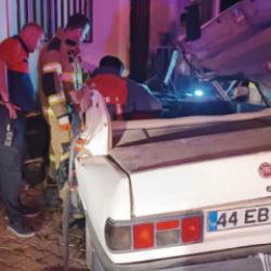 Mardin'de trakt&ouml;rle &ccedil;arpışan otomobildeki 4 kişi yaralandı