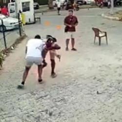 Muğla'da sokak ortasında bı&ccedil;aklı d&uuml;ello: Kan donduran g&ouml;r&uuml;nt&uuml;ler ortaya &ccedil;ıktı
