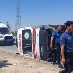 Niğde'de ambulans ile otomobil &ccedil;arpıştı: 5 yaralı