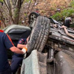Otomobil dereye u&ccedil;tu: 1 &ccedil;ocuk hayatını kaybetti, 4 kişi yaralandı
