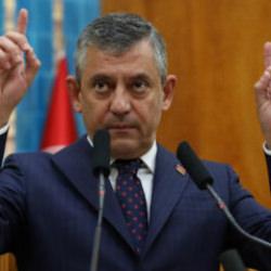 &Ouml;zg&uuml;r &Ouml;zel şikayete doymamıştı: Yeni partiye ilk tebriğin adresi şaşırtmadı