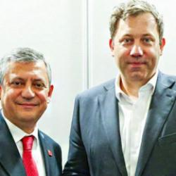 &Ouml;zg&uuml;r &Ouml;zel'in YENİ Parti'sine yurt dışından ilk destek