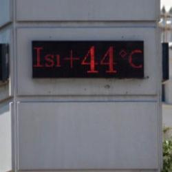 Kent cayır cayır yanıyor! Termometreler 44 dereceyi g&ouml;sterdi