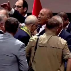 Kılı&ccedil;daroğlu rozet takarken sahneye &ccedil;ıkıp &ouml;n&uuml;ne gelene fır&ccedil;a attı: Lan, t&ouml;vbe Ya Rabbi...