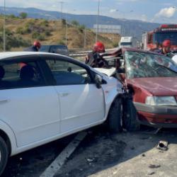 Sakarya'da iki otomobilin &ccedil;arpıştığı kazada &ccedil;ok sayıda yaralı var