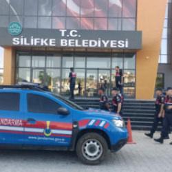 Silifke Belediyesine y&ouml;nelik soruşturmada CHP'li meclis &uuml;yesi tutuklandı