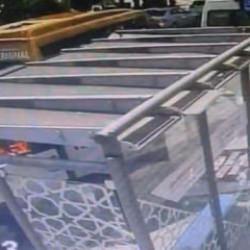 Silivri'de kamyonet durağa daldı: 1 kadın yaralandı