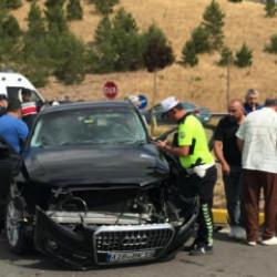 Sivas'ta feci kaza: 2 otomobil &ccedil;arpıştı, 1 &ouml;l&uuml; ve 8 yaralı var
