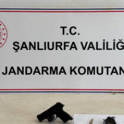 Ş&uuml;pheli şahısların &uuml;zerinden uyuşturucu ve silah &ccedil;ıktı