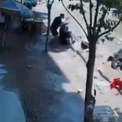 Balık havuzu patladı sokak g&ouml;le d&ouml;nd&uuml;: Minik &ccedil;ocuk akıntıya b&ouml;yle kapıldı!