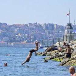 Termometreler yine zirvede! Kuzeyde sağanak, g&uuml;neyde kavurucu sıcak