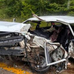 Karab&uuml;k'te TIR ile otomobil &ccedil;arpıştı: 1 &ouml;l&uuml;, 2 ağır yaralı
