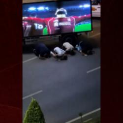 Trabzonspor taraftarları dev ekrandaki Salah videosunun &ouml;n&uuml;nde secde etti