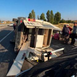 Konya'da feci kaza: Tarım iş&ccedil;ilerini taşıyan minib&uuml;s devrildi, 2&rsquo;si ağır, 14 yaralı
