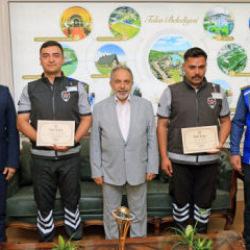 Altın dolu &ccedil;antayı sahibine teslim ettiler! Belediyeden &ouml;d&uuml;l verildi
