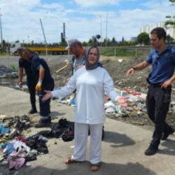 Akılalmaz olay! Altın dolu &ccedil;antasını yol kenarına bırakıp evine &ccedil;ıktı, d&ouml;nd&uuml;ğ&uuml;nde...