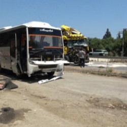 Antalya'da yolcu indirmek i&ccedil;in duran midib&uuml;se tır arkadan &ccedil;arptı: 11 yaralı