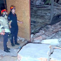Avcılar'da yıkımı yarıda bırakılan bina gece &ccedil;&ouml;kt&uuml;