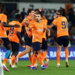 Başakşehir i&ccedil;in tamam mı devam mı ma&ccedil;ı! Finlandiya'da b&uuml;y&uuml;k sınav: İşte muhtemel 11'ler