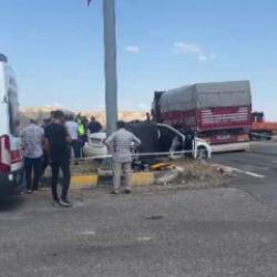&Ccedil;ankırı'da feci kaza... Kamyon ile otomobil &ccedil;arpıştı: 3 &ouml;l&uuml;, 2 yaralı
